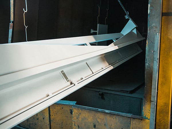 verniciatura-su-telai-di-macchinari-scandiano